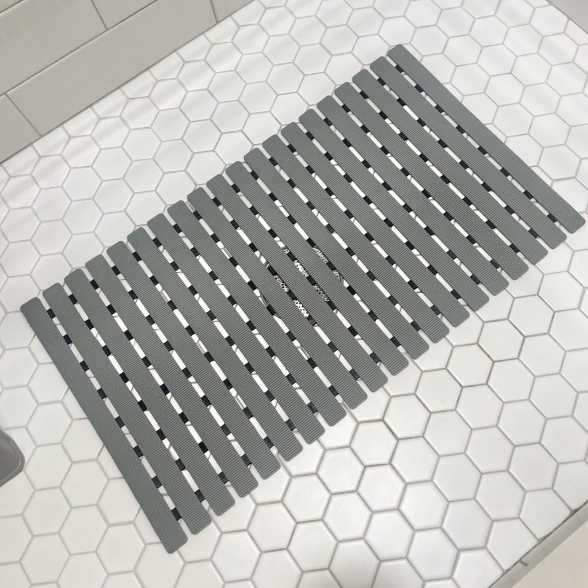 BEMISO Shower Mat Non Slip Bathtub Mat with Suction Cups and Drain Holes 27.5 x15.7 Inch Bath Mat for Tub & Shower.Easy Dry,Easy to Cut,Eco-Friendly