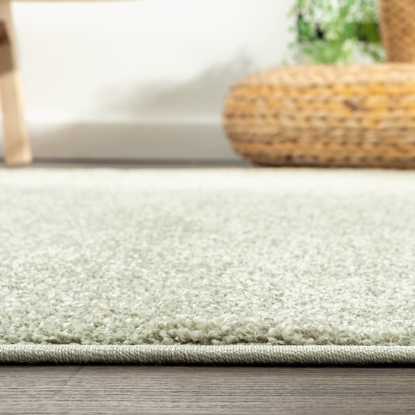 JONATHAN Y Haze Solid Low-Pile Green 3x5 Oval Indoor Area Rug, Coastal,Bohemian,Minimalist,Classic, Easy-Cleaning for Living Room,Bedroom,Kitchen,Pet Friendly,Non-Shedding (SEU100O-3OV)
