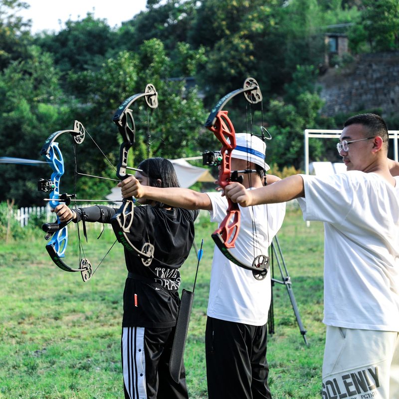 LWANO Compound Bow Set for Youth & Kids,Beginners Bow and Arrow Set,Right Handed,Draw Length 18"-27",10-30Lbs Draw Weight,260fps (Red, Luxury Set, Right Hand)