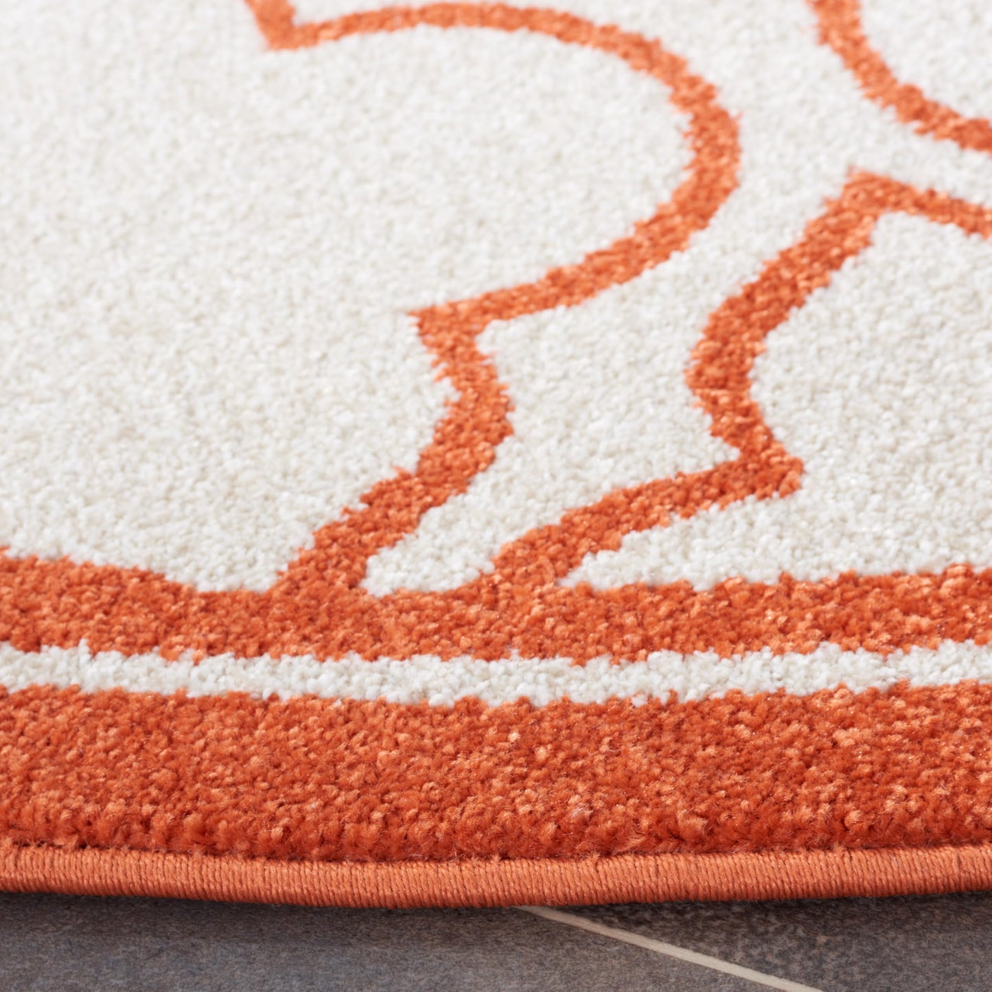 SAFAVIEH Amherst Collection Area Rug - 5' Round, Ivory & Orange, Moroccan Geometric Design, Non-Shedding & Easy Care, Ideal for High Traffic Areas in Living Room, Bedroom (AMT412F)