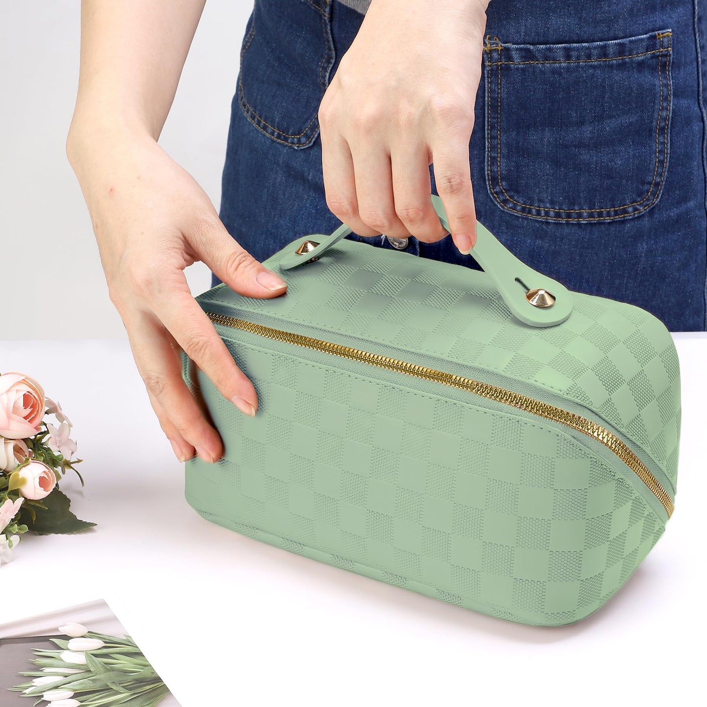 ALEXTINA Travel Makeup Bag, Vegan Leather Large Capacity Cosmetic Bags for Women,Waterproof Portable Pouch Open Flat Toiletry Bag Makeup Bag Organizer with Fixed Divider, Green