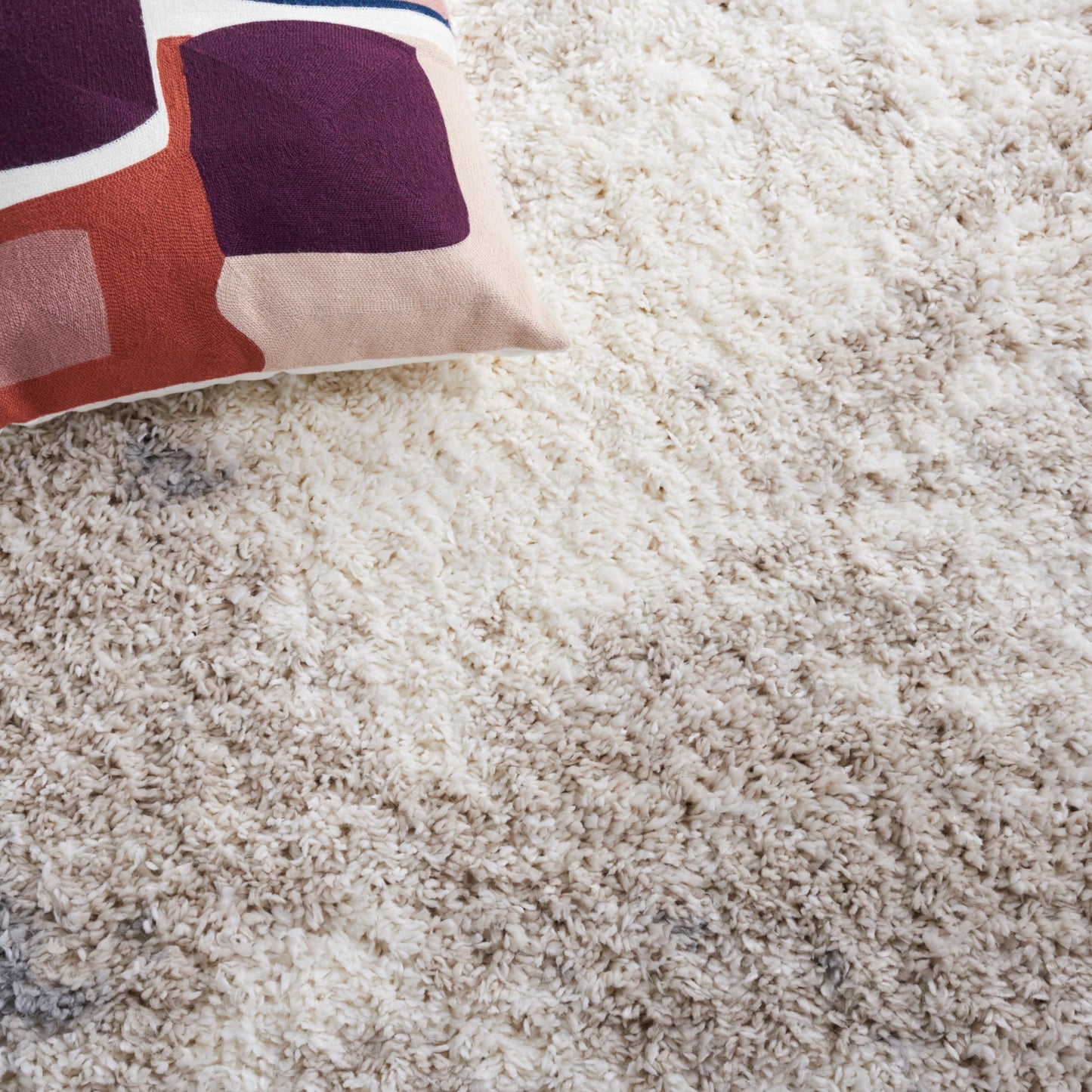 SAFAVIEH Fontana Shag Collection Accent Rug - 4' x 6', Ivory & Grey, Modern Design, Non-Shedding & Easy Care, 2-inch Thick Ideal for High Traffic Areas in Entryway, Living Room, Bedroom (FNT829A)