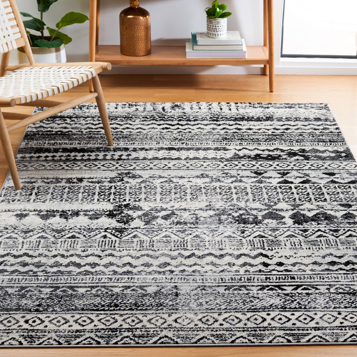 Safavieh Brentwood Collection Accent Rug - 4' x 6', Black & Ivory, Boho Tribal Distressed Design, Non-Shedding & Easy Care, Ideal for High Traffic Areas in Entryway, Living Room, Bedroom (BNT835Z)