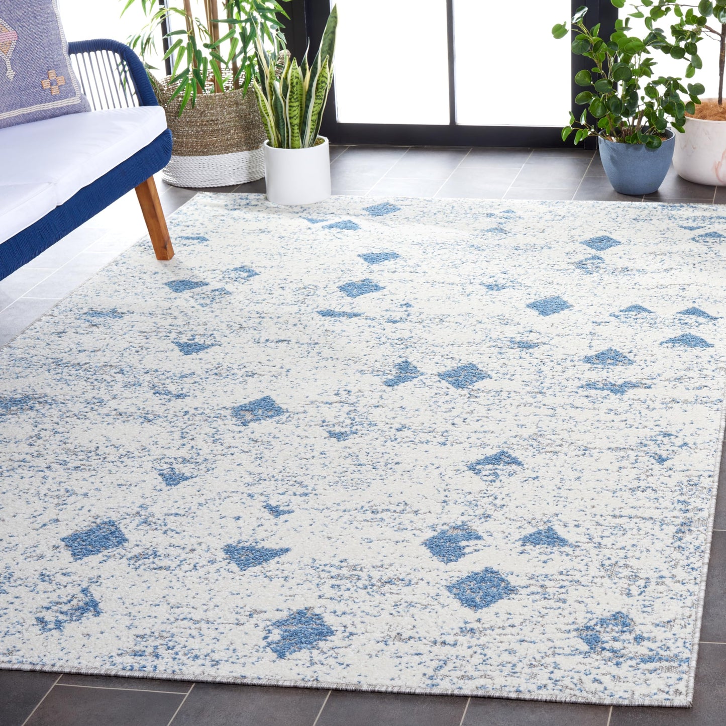 SAFAVIEH Washable Rug Outdoor Cottage Collection - 4' x 6', Blue, Non-Shedding & Easy to Clean, Ideal for Patio, Backyard, Mudroom (COT952N)