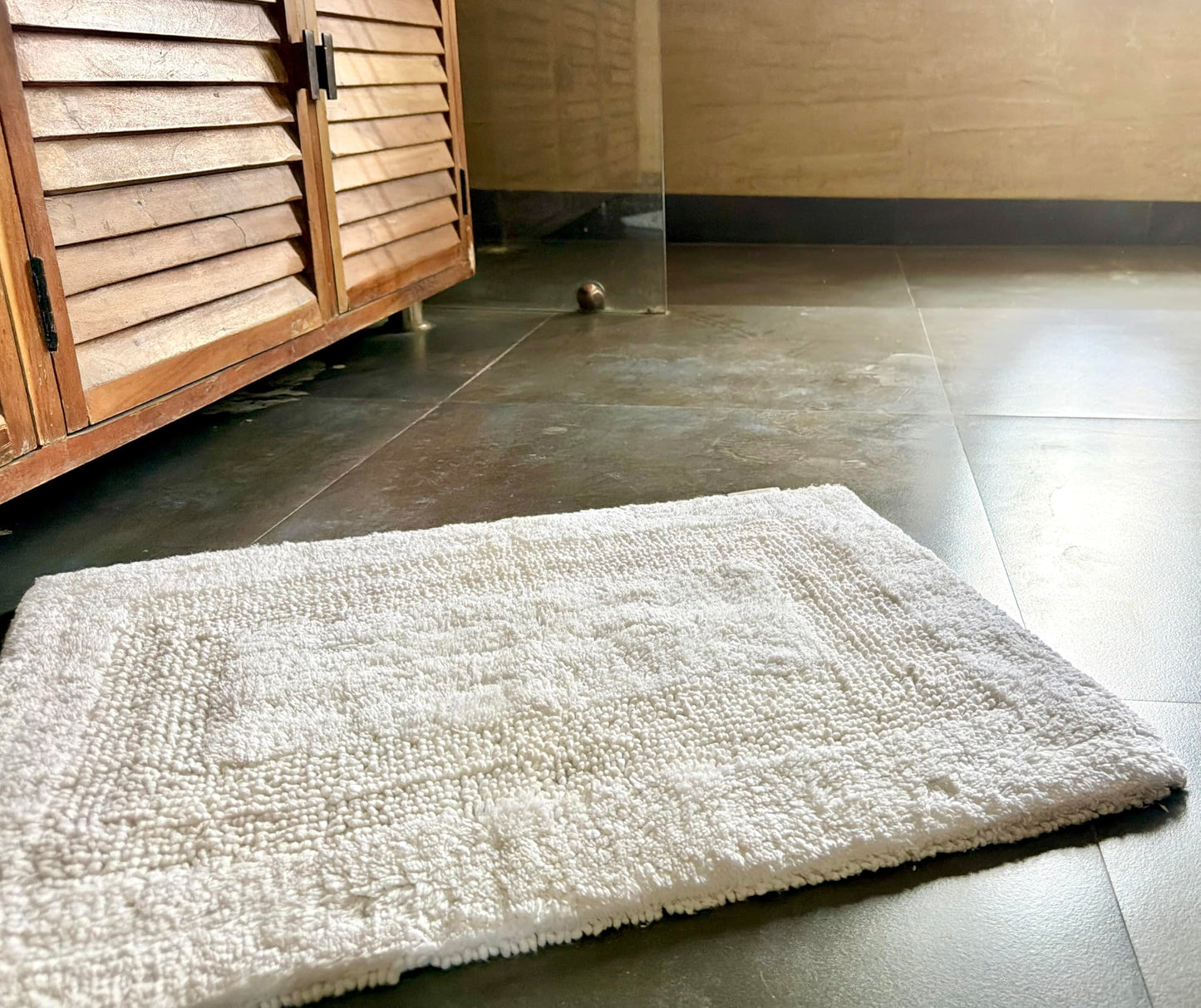 KEMA Bathroom Rugs 17"x24", Cotton Reversible Bath Mat for Bathroom Ultra Soft Plush Bath Rugs Water Absorbent Quick Dry Thick Floor Mats for Shower, Restroom, Bedroom, Kitchen (White)