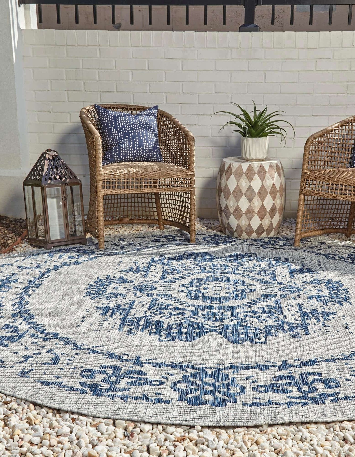Unique Loom Outdoor Traditional Collection Area Rug - Timeworn (7' 10" Round, Blue/ Gray)