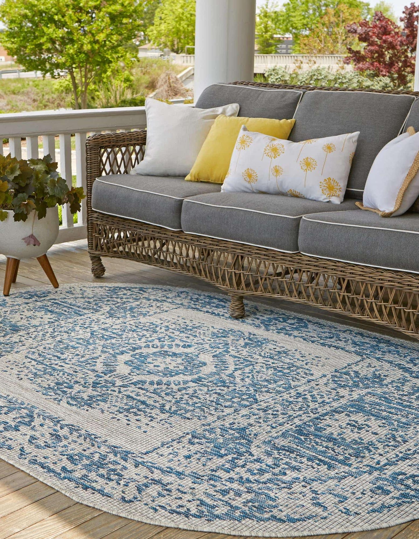 Unique Loom Outdoor Traditional Collection Area Rug - Timeworn (5' 3" x 8' Oval, Blue/ Gray)