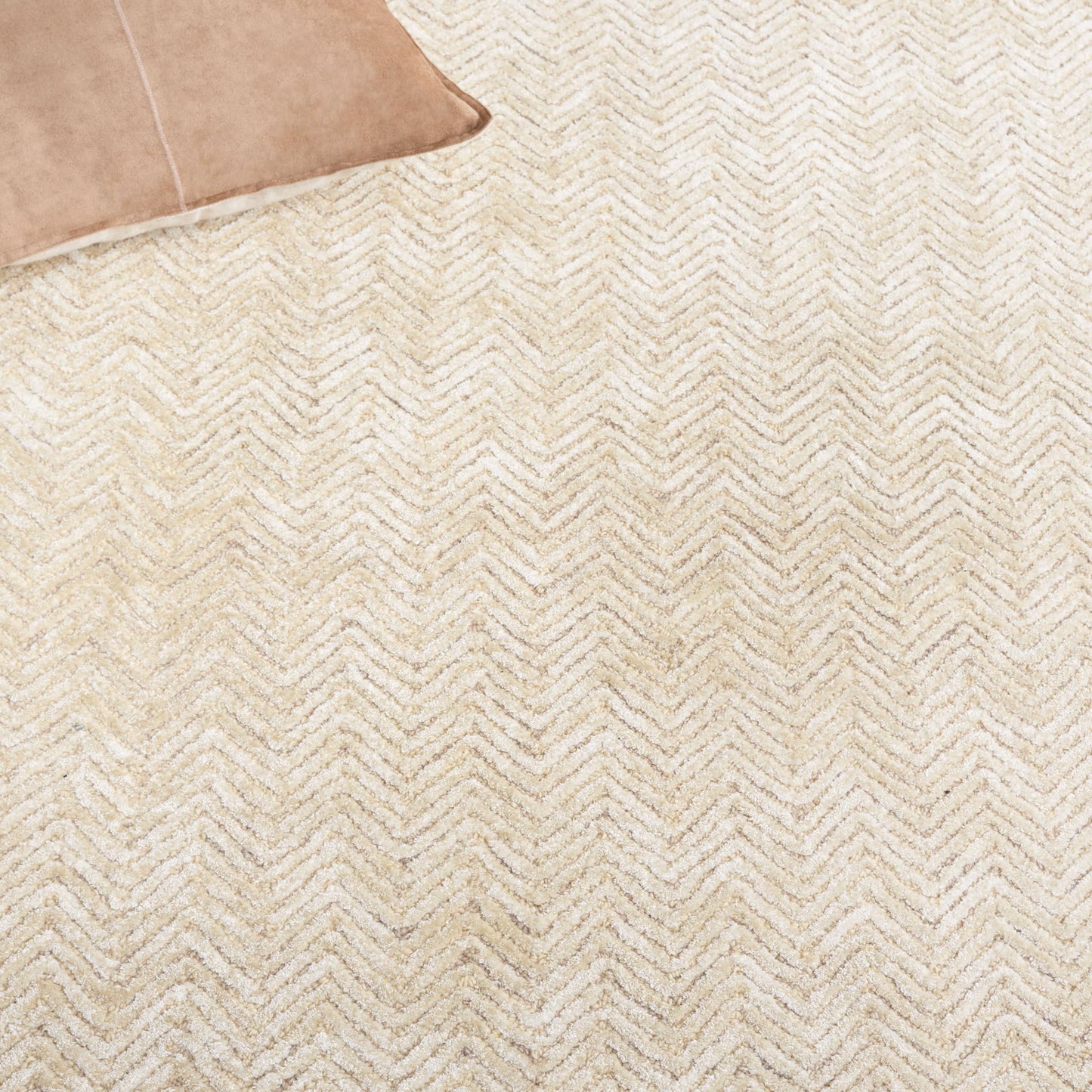 SAFAVIEH Glamour Collection Area Rug - 4' x 6', Gold & Ivory, Handmade Wool & Viscose, Ideal for Living Room, Bedroom, Dining (GLM403D-4)