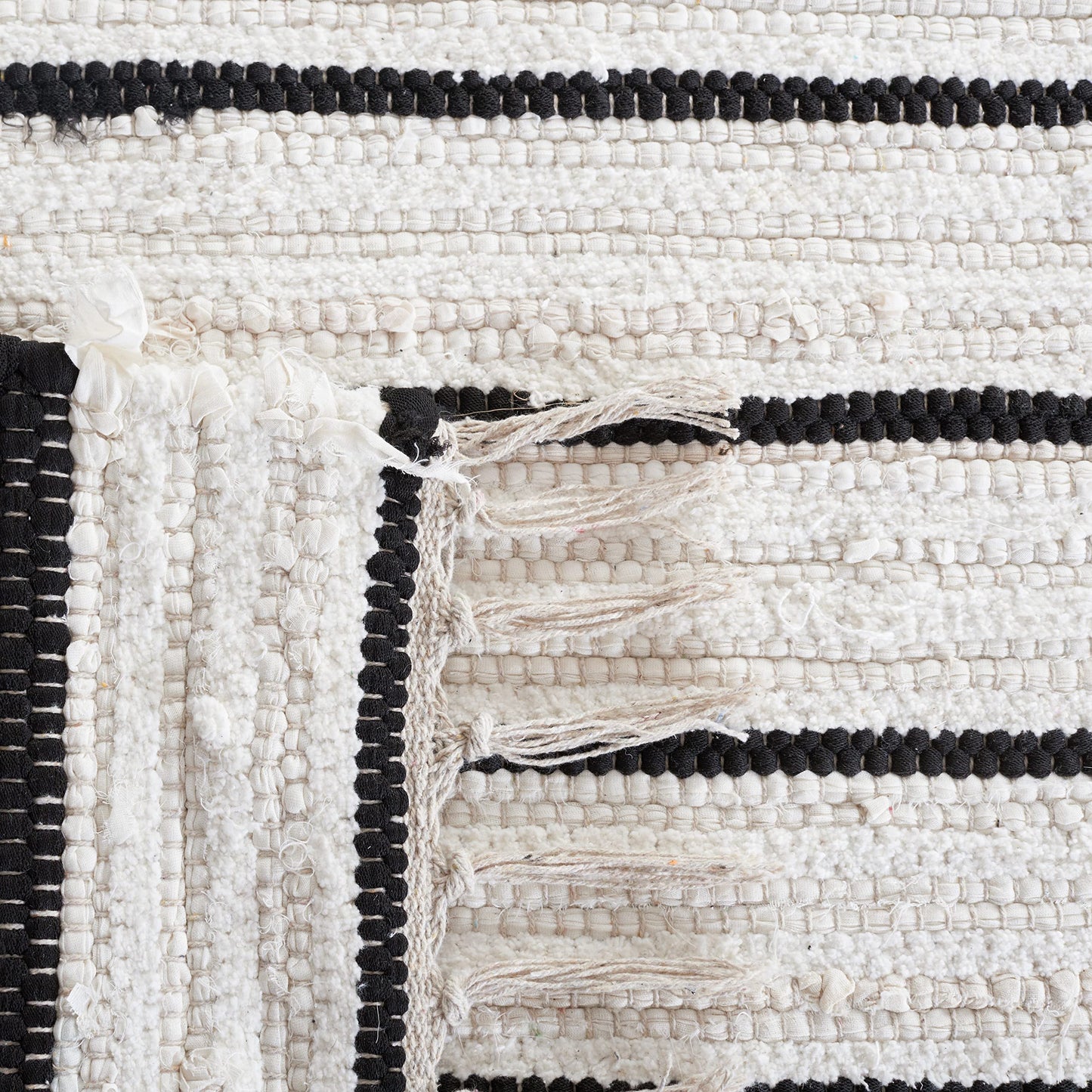 SAFAVIEH Striped Kilim Collection Accent Rug - 4' x 6', Black & Ivory, Flat Weave Boho Tassel Fringe Cotton Design, Easy Care, Ideal for High Traffic Areas in Entryway, Living Room, Bedroom (STK207Z)