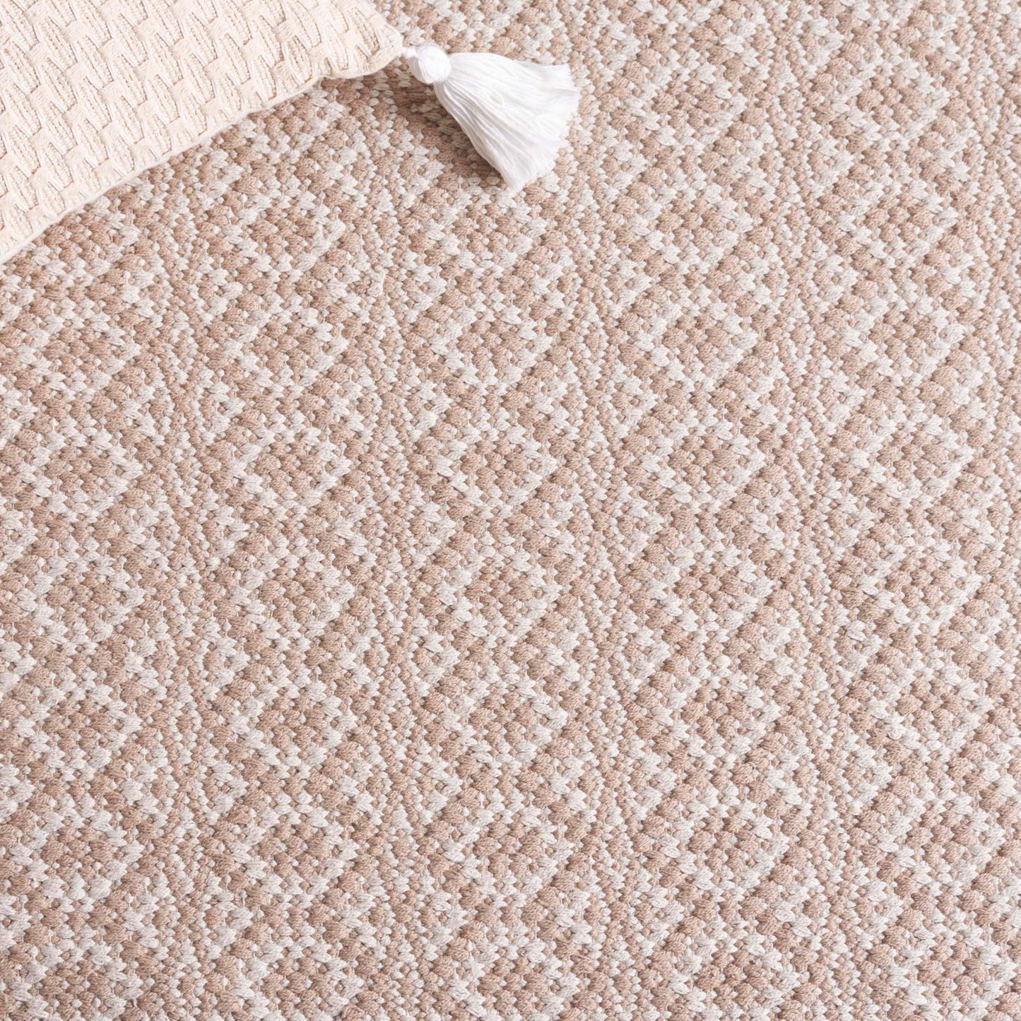 SAFAVIEH Montauk Collection Area Rug - 5' x 7', Ivory & Beige, Handmade Cotton, Ideal for High Traffic Areas in Living Room, Bedroom (MTK716G)