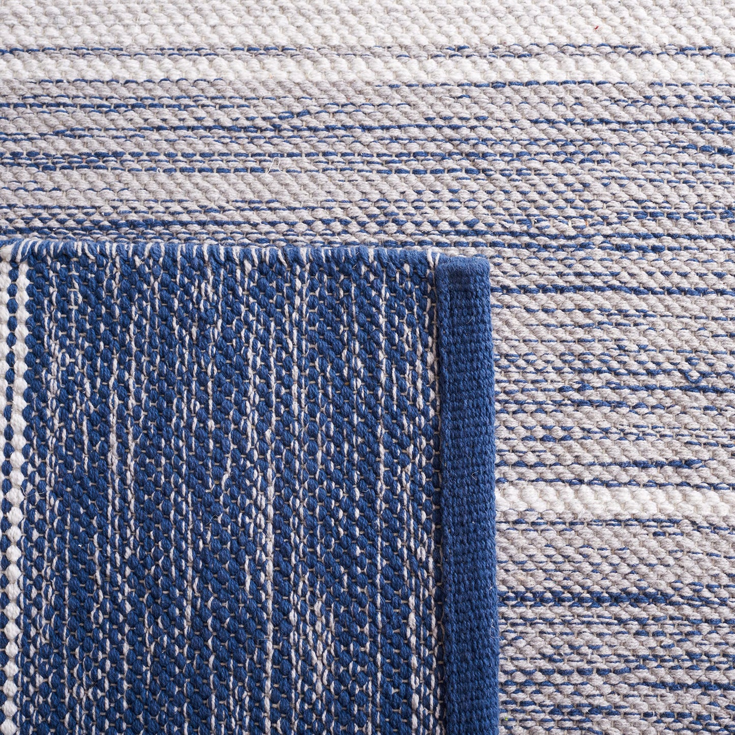 SAFAVIEH Striped Kilim Collection Accent Rug - 4' x 6', Grey & Blue, Flat Weave Cotton Design, Easy Care, Ideal for High Traffic Areas in Entryway, Living Room, Bedroom (STK804M)