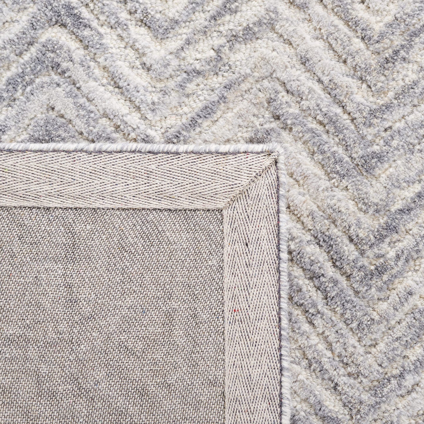 SAFAVIEH Metro Collection Accent Rug - 3' x 5', Silver, Handmade Chevron Wool, Ideal for High Traffic Areas in Entryway, Living Room, Bedroom (MET181G)