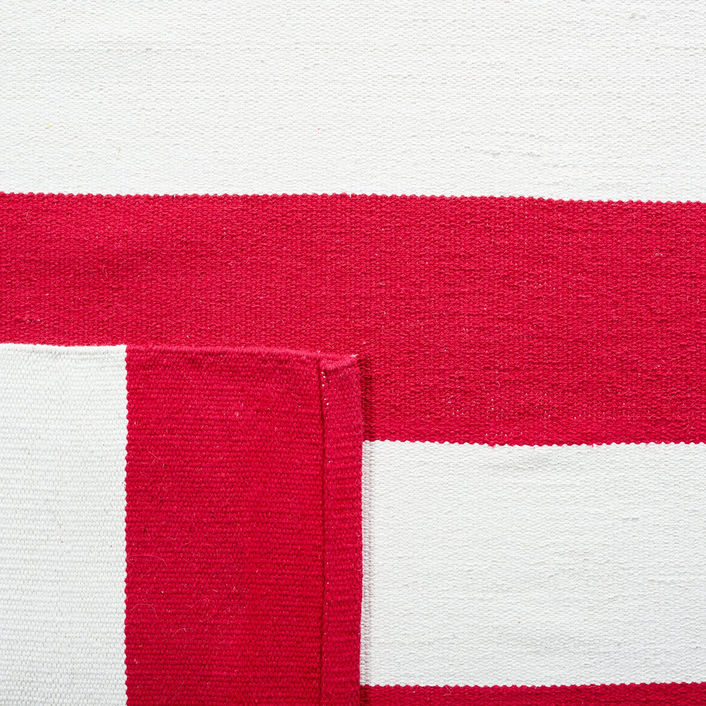 SAFAVIEH Montauk Collection Area Rug - 4' x 6', Red & Ivory, Handmade Flatweave Cotton, Woven Texture, Farmhouse Stripe Pattern, Ideal for Living Room, Bedroom, Dining Space (MTK712B)