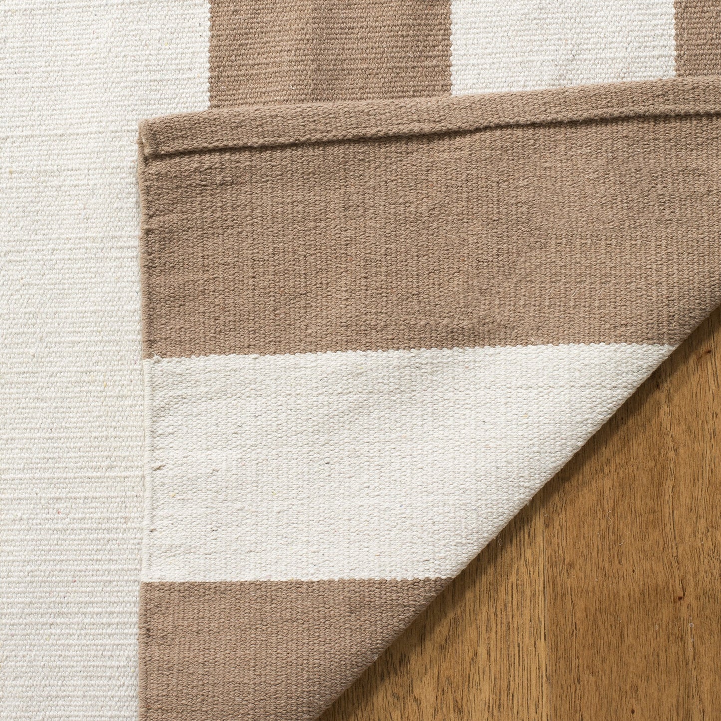 SAFAVIEH Montauk Collection Accent Rug - 2'6" x 4', Sand & Ivory, Handmade Flatweave Cotton, Woven Texture, Farmhouse Stripe Pattern, Ideal for Entryway, Front Door, Bathroom, Foyer (MTK712M)