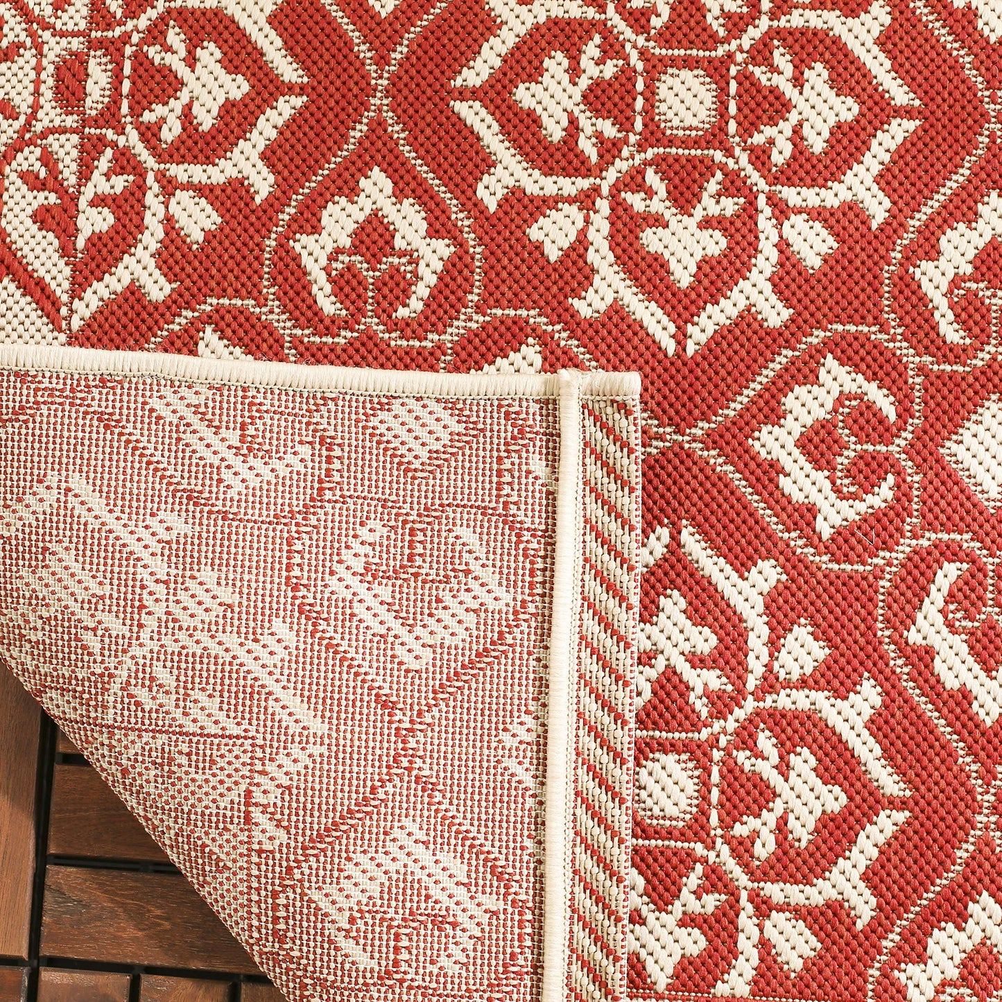 SAFAVIEH Washable Rug Outdoor Courtyard Collection - 2'7" x 5', Red & Cream, Non-Shedding & Easy Cleaning, Ideal for Patio, Backyard, Mudroom (CY6550-28)