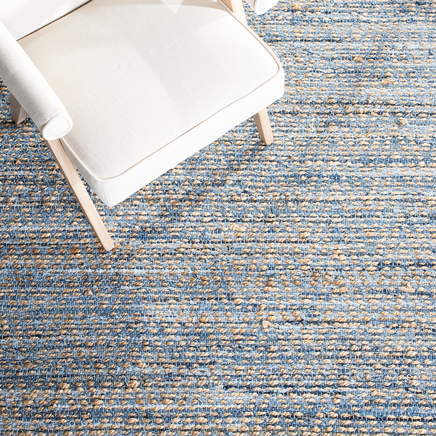 SAFAVIEH Cape Cod Collection Accent Rug - 4' x 6', Natural & Blue, Handmade Flat Weave Coastal Braided Jute, Ideal for High Traffic Areas in Entryway, Living Room, Bedroom (CAP350A)