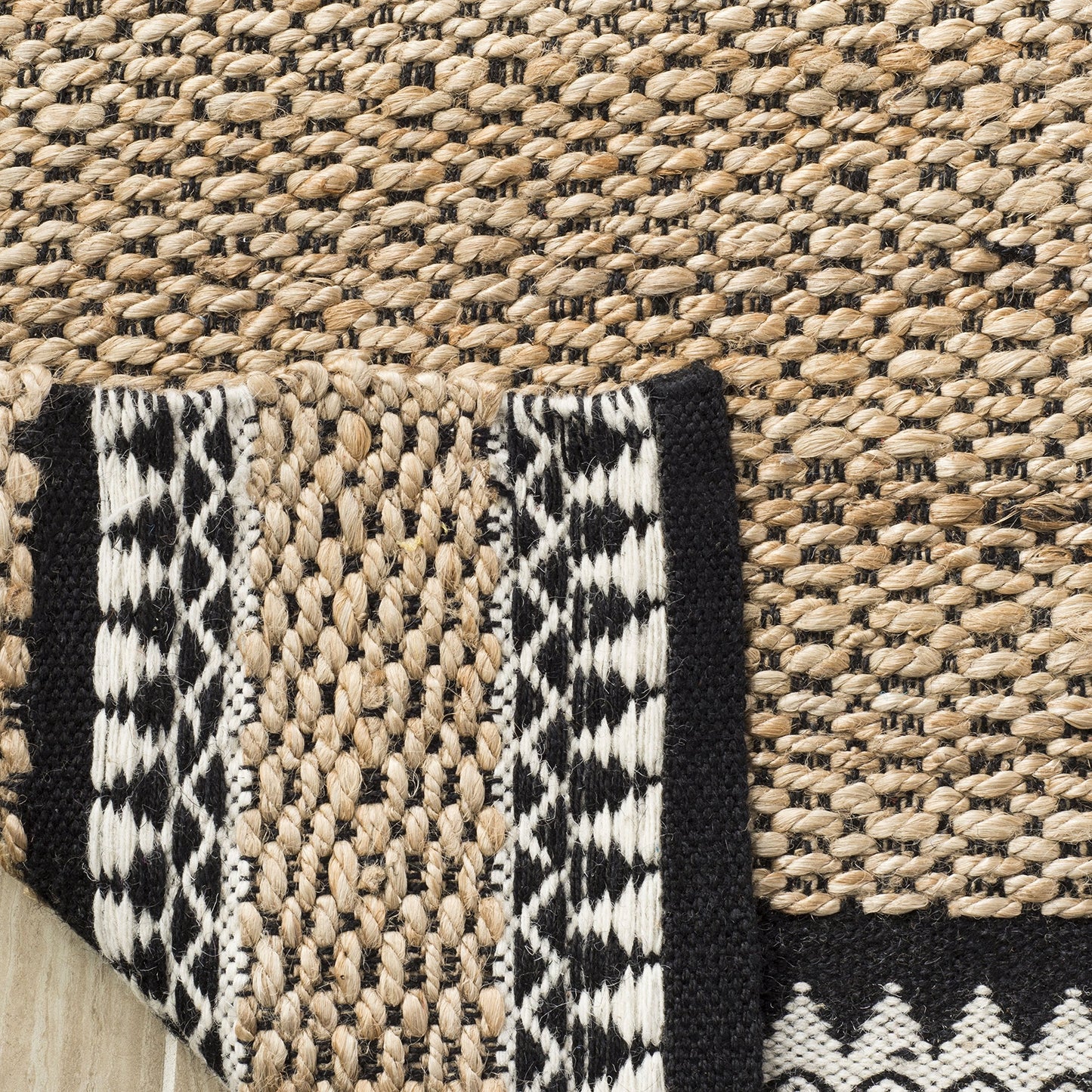 SAFAVIEH Natural Fiber Collection Area Rug - 5' Square, Natural & Black, Handmade Farmhouse Boho Coastal Rustic Jute, Ideal for High Traffic Areas in Living Room, Bedroom (NF874B)