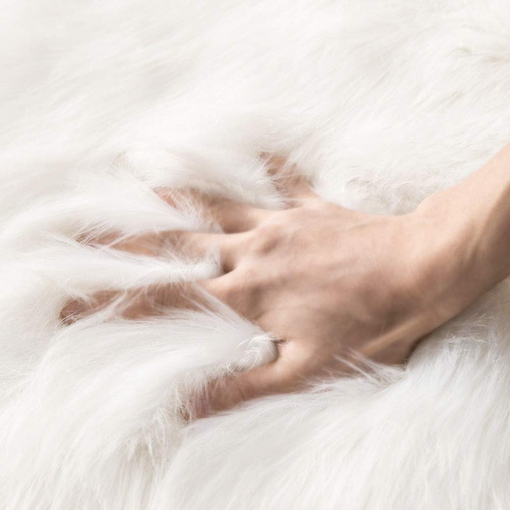 MIULEE Fluffy Rug Soft Shaggy Faux Fur Area Rug Luxury Plush Cloud Shape Carpet for Christmas Decor Bedroom Living Room Sofa Chair 2 x 3 Feet, White