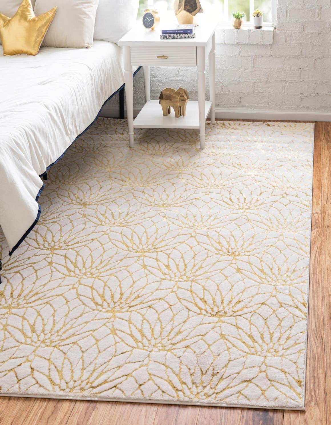 Marilyn Monroe Glam Collection Area Rug - Dahlia (7' 1" x 10' Rectangle, White Gold/ Gold)