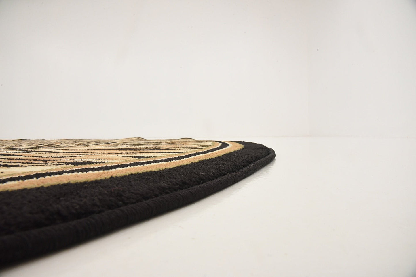 Unique Loom Wildlife Collection Animal Inspired with Cheetah Bordered Design Area Rug (8' 0 x 8' 0 Round, Ivory/Black)