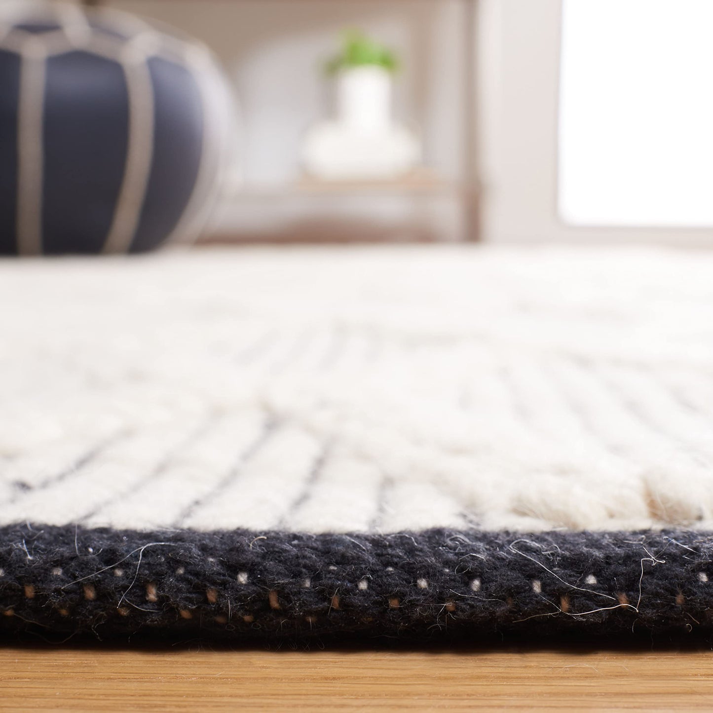 SAFAVIEH Natura Collection Area Rug - 6' x 9', Black & Ivory, Handmade Boho Farmhouse Trellis Wool, Ideal for High Traffic Areas in Living Room, Bedroom (NAT206Z)