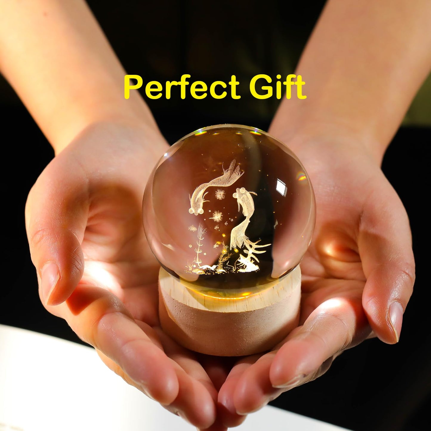 Arikyrist 3D Goldfish Crystal Ball Night Light, Crystal Goldfish Figurines with Wooden Base Gifts for Women and Kids, 3D Laser Engraved Glass Sphere Paperweight Decor for Home Office.