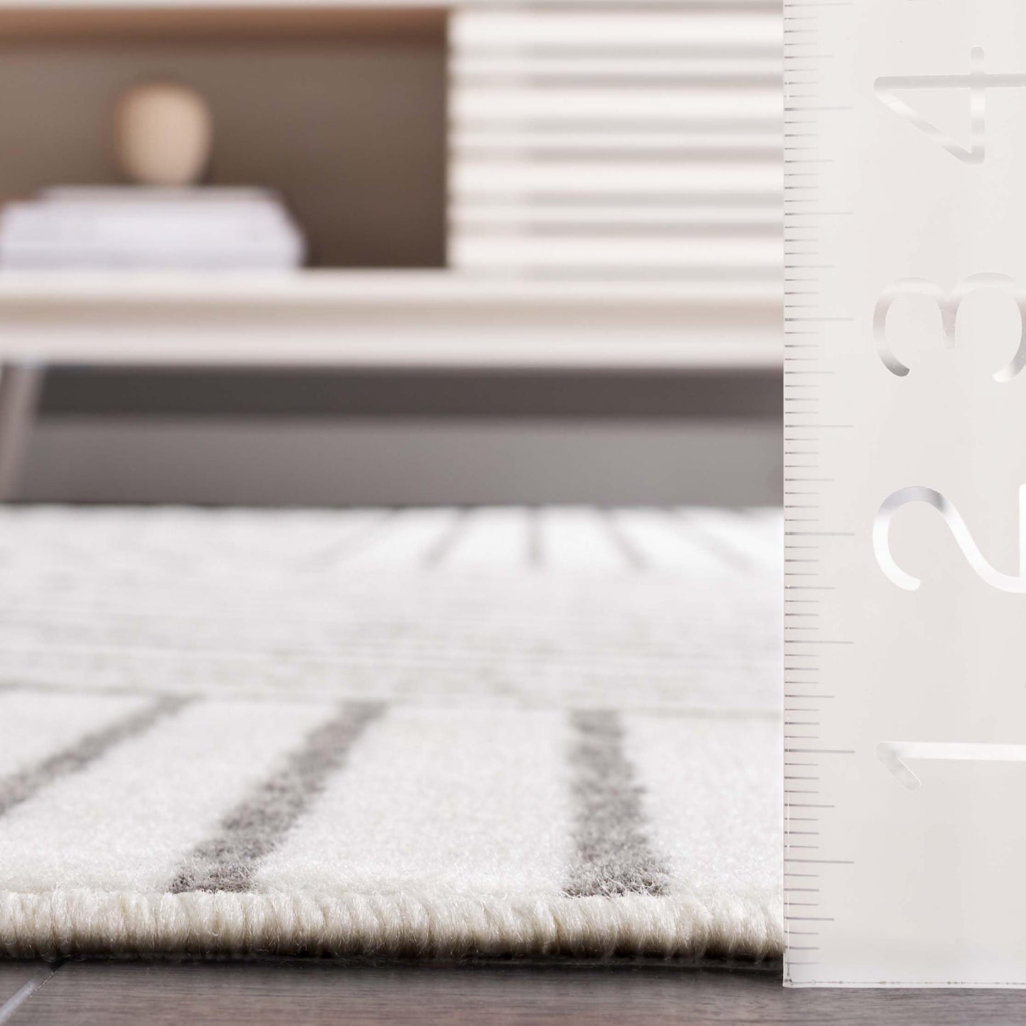SAFAVIEH Pyramid Collection Area Rug - 4'5" x 6'5", Ivory & Grey, Modern Design, Ideal for High Traffic Areas in Living Room, Bedroom & Dining Room (PYR241A-4)