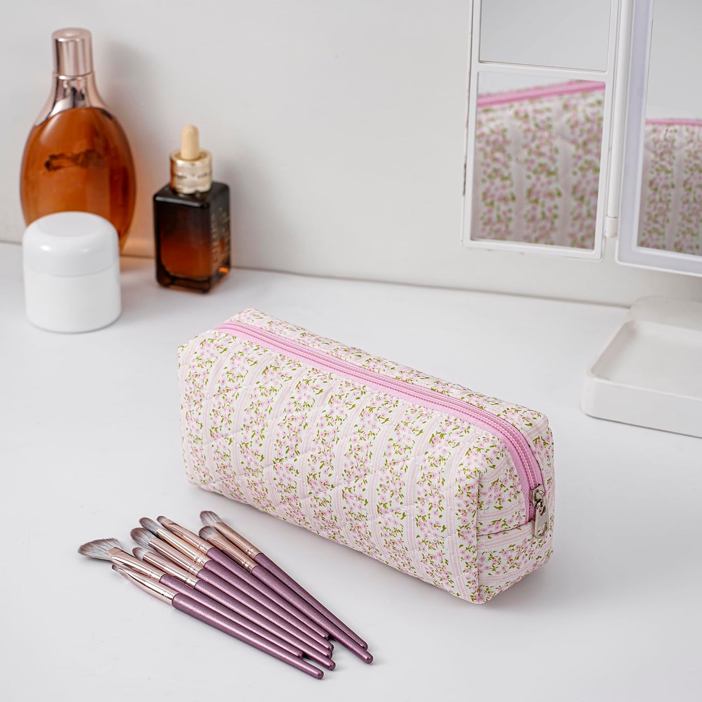 HHQQWZ Cute Floral Cotton Makeup Brush Cosmetic Bag for Women, Travel Quilted Zipper Make Up Bag, Flowers Toiletry Organizer Case Kawaii Makeup Cosmetic Travel Cloth Pouch (Pink Floral)