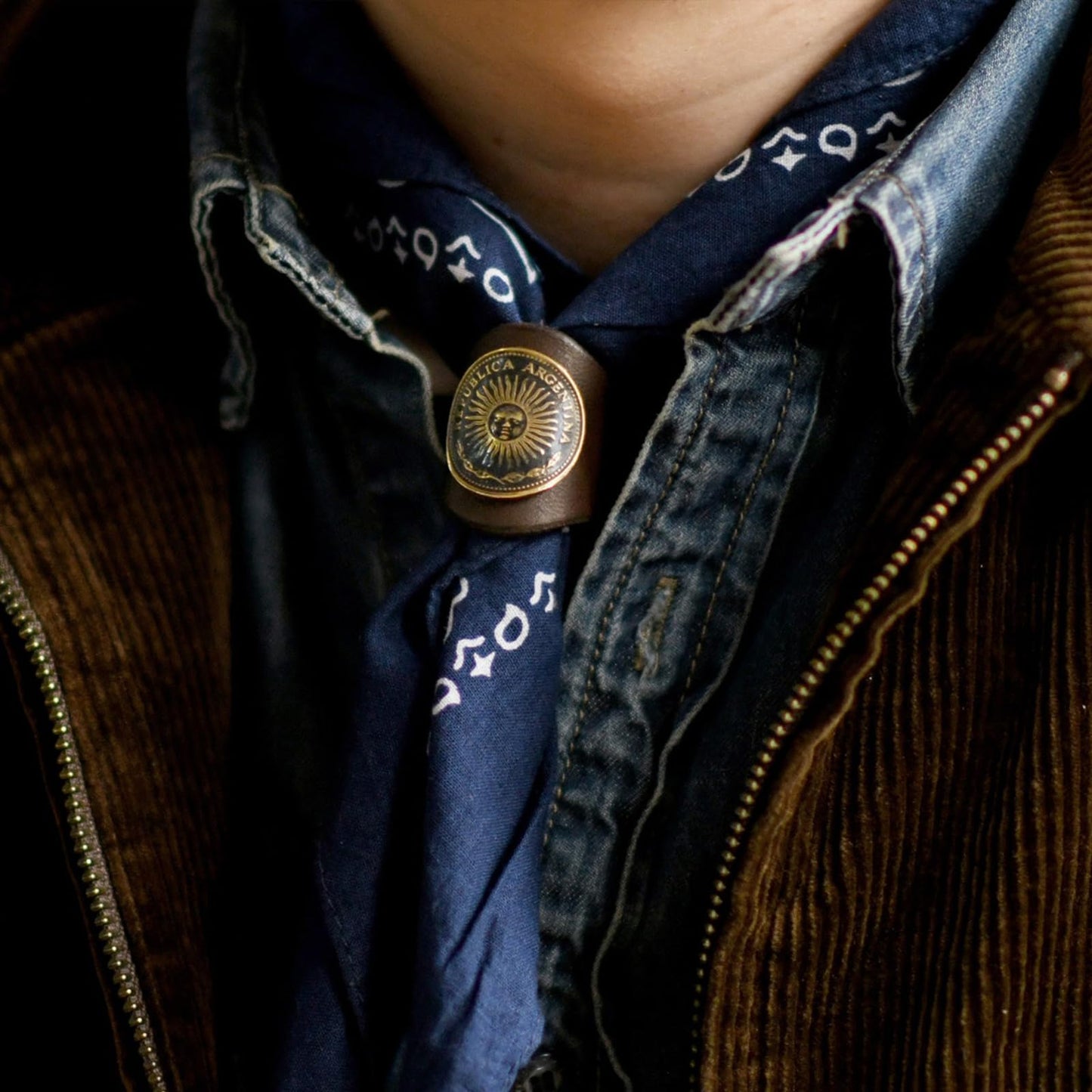 ETACHI Handmade Man Scarf Slide Ring Buckle, Ami Click Retro Rrl Handmade Square Scarf Ring, Made of Cowhide and Coin, Creative Personalized Gifts, 1pcs