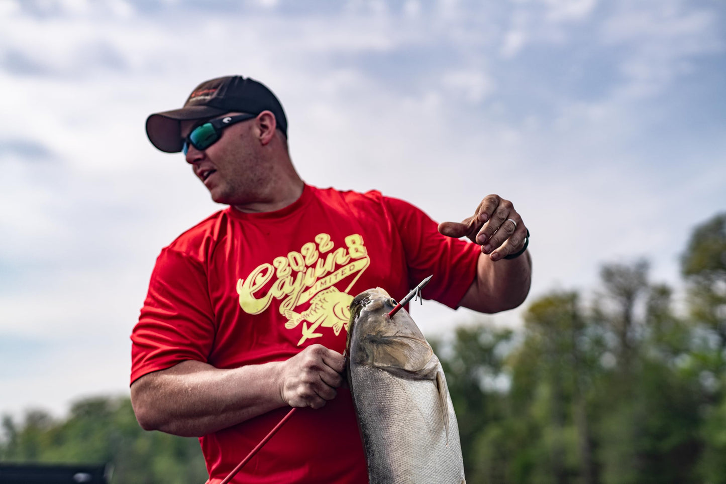Cajun Bowfishing Fiberglass Arrow with Piranha XT Point - Innovative Design, Extreme Durability, and Quick Fish Removal