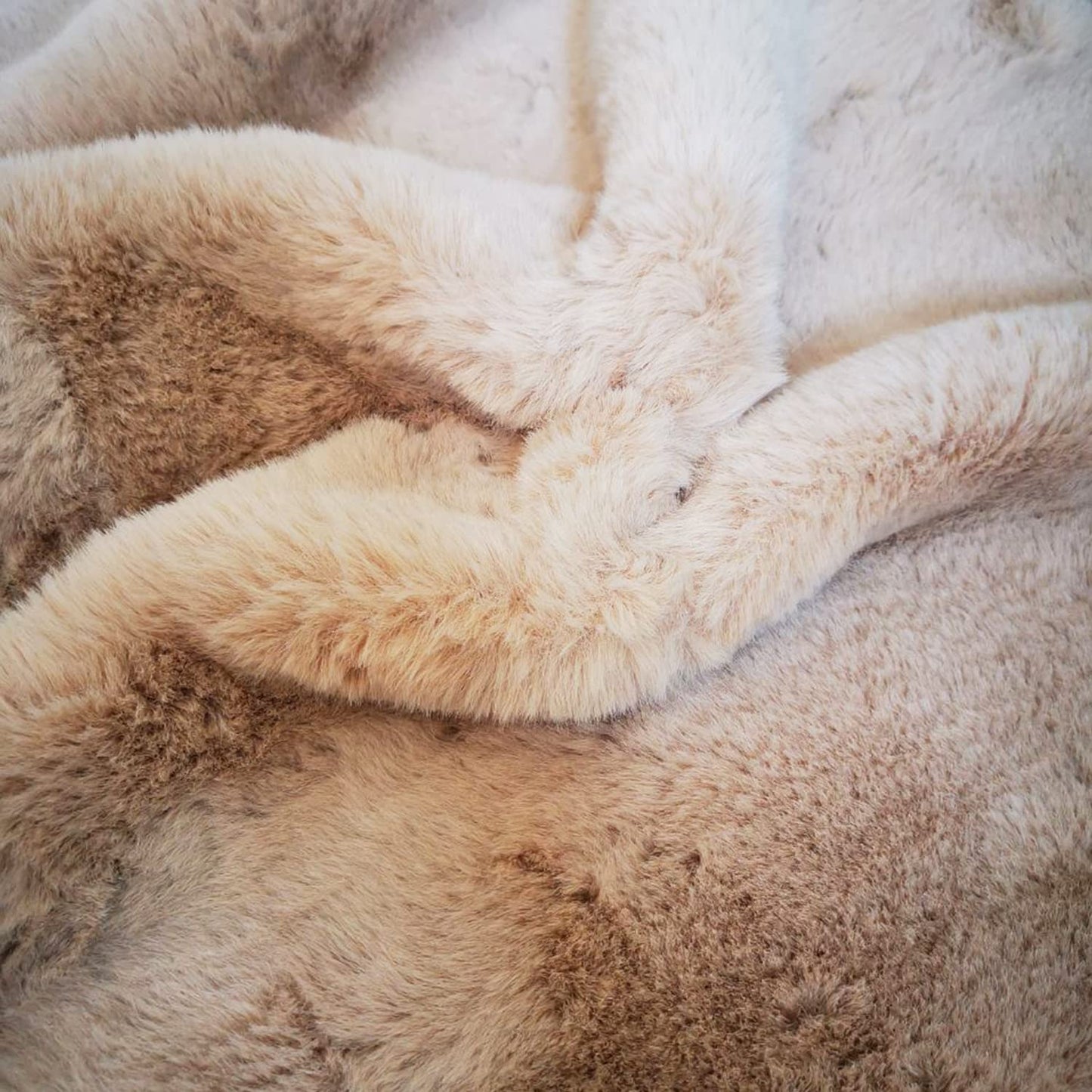 Ghouse Light Brown Beige Faux Rabbit Fur Rug 6x9 Machine Washable Area Rugs for Bedroom Fluffy Rugs for Living Room No-Shedding Carpet Sheepskin Rug