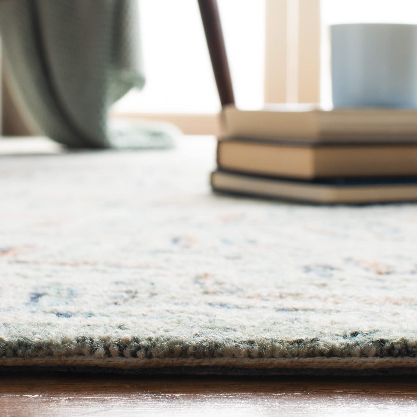 SAFAVIEH Capri Collection Accent Rug - 2'3" x 5', Ivory & Blue, Handmade Wool, Ideal for High Traffic Areas in Entryway, Living Room, Bedroom (CPR208A)