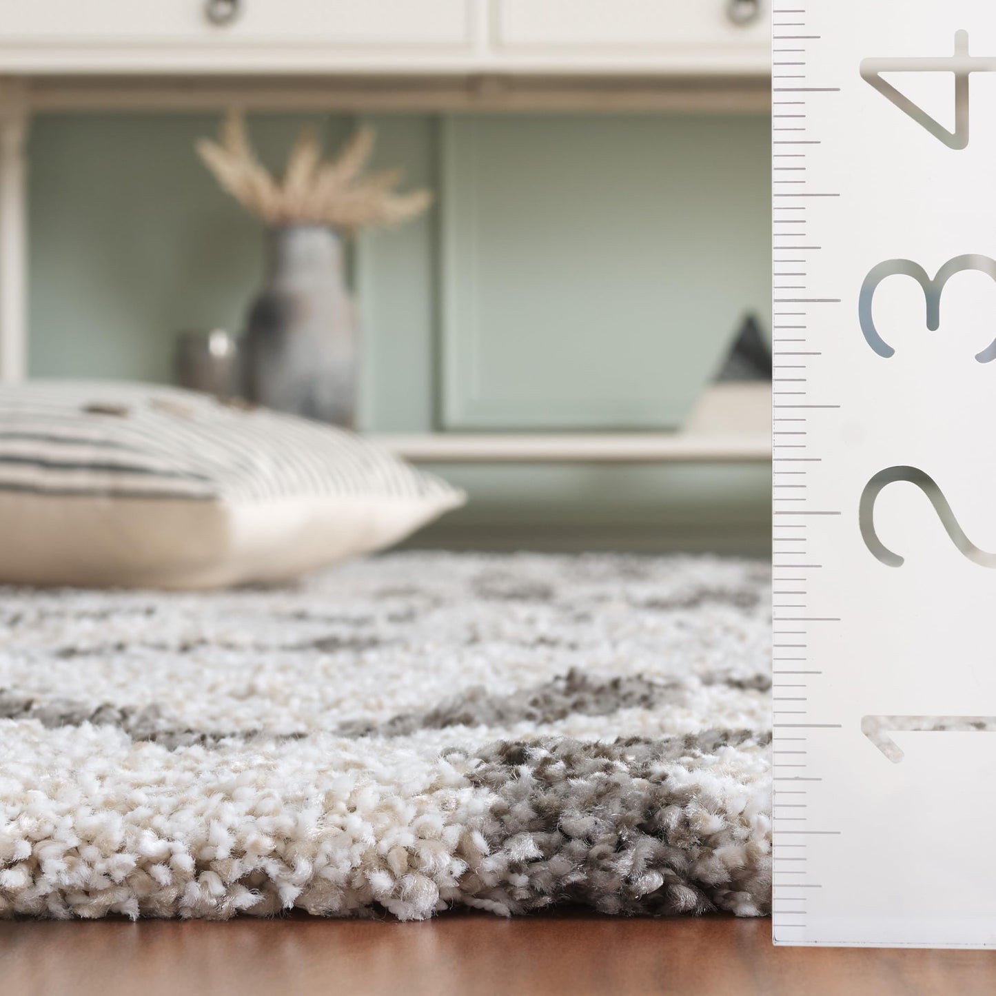 SAFAVIEH Hudson Shag Collection Accent Rug - 4' x 6', Ivory & Grey, Moroccan Design, Non-Shedding & Easy Care, 2-inch Thick Ideal for High Traffic Areas in Entryway, Living Room, Bedroom (SGH284A)