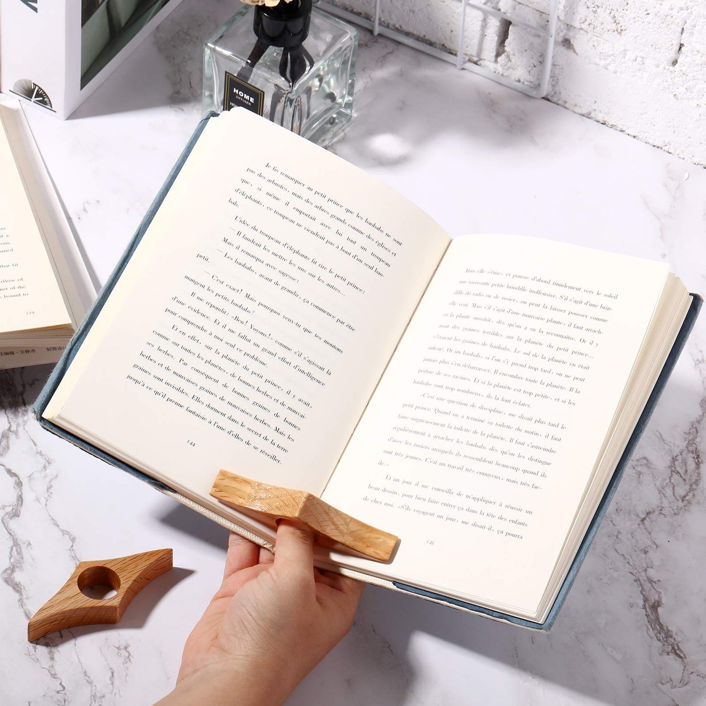3 Pieces Assorted Size Wooden Book Page Holder, Wooden Thumb Bookmark Novel Reading Ring Accessories Presents for Readers Book Lovers Bookworm Literary Presents (Khaki)