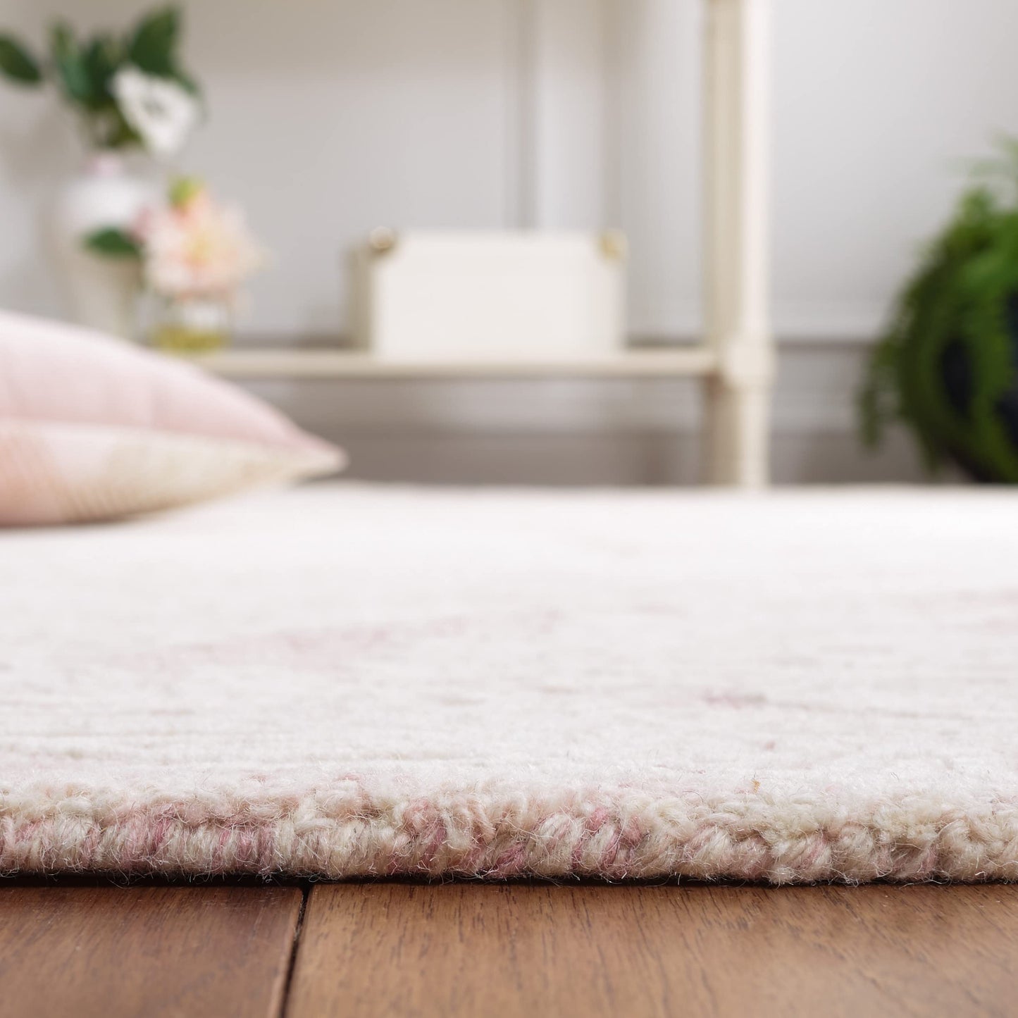 SAFAVIEH Metro Collection Accent Rug - 3' x 5', Pink & Ivory, Handmade Botanical Wool, Ideal for High Traffic Areas in Entryway, Living Room, Bedroom (MET880U)