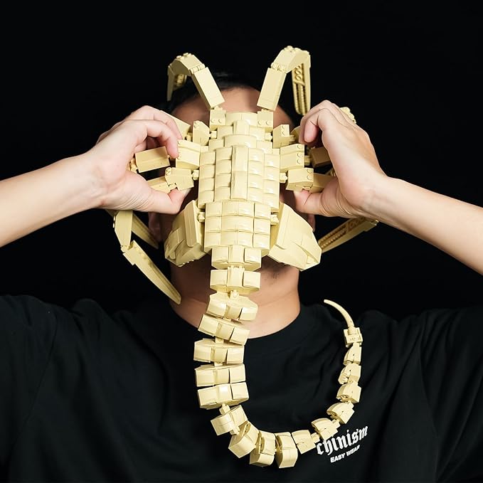 Xenomorph Facehugger Action Figure Building Kit Compatible with LegoCool Halloween Horror Toys for Adults and Boys 8-14 Years up 572 pcs