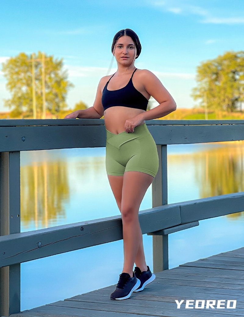 YEOREO Workout Shorts Women Scrunch 3.5" Seamless V Waist Amplify Shorts Sport Gym Shorts Green Small