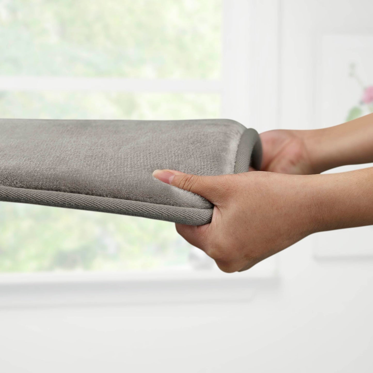 Genteele Memory Foam Bath Mat Non Slip Absorbent Super Cozy Velvet Bathroom Rug Carpet (17 inches X 24 inches, Grey)