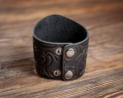 Stahlgilde 100% Real Leather Viking Cuff Bracelet - Handmade Valknut Black Wristband - Gift for Men Women - Genuine Leather Viking Punk Lv Axe Сuffs - Size M for wrist 6.5"-7.5" 90wc