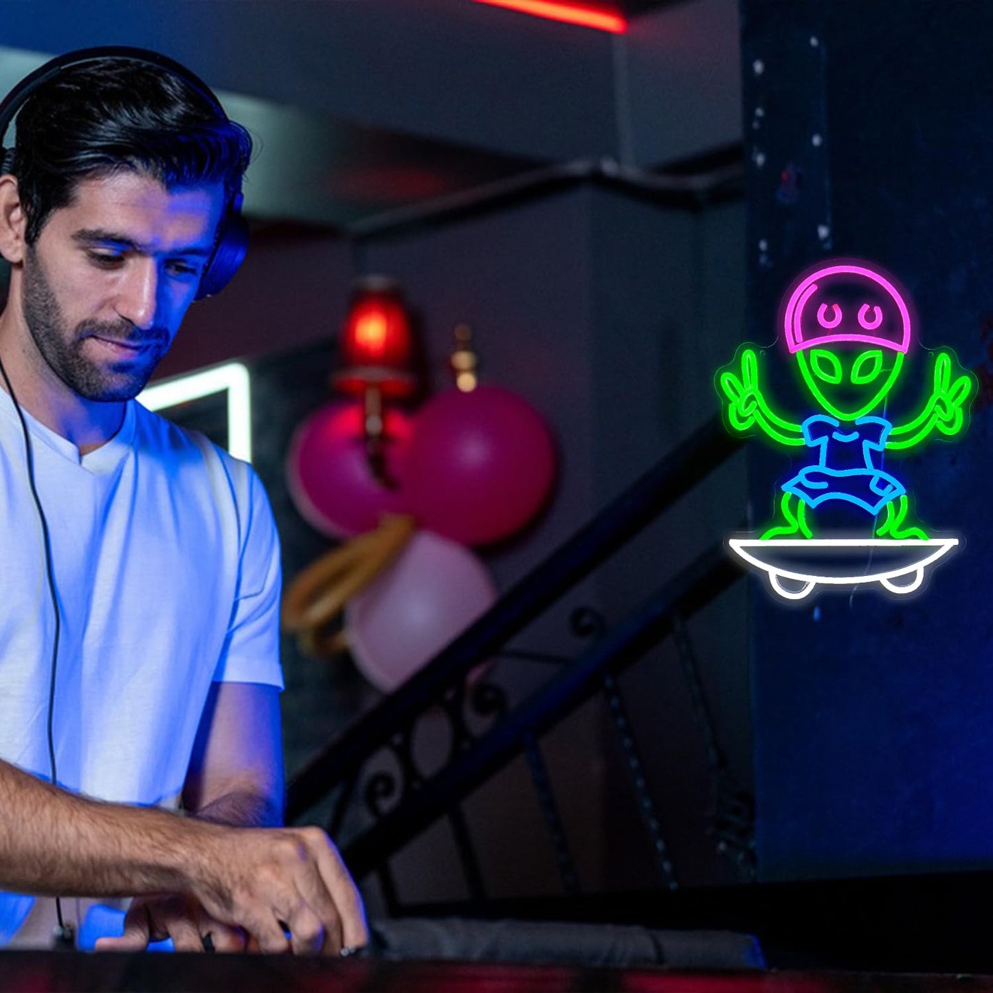 JLEWUINH Skateboarding Aliens Neon Sign Aliens Led Neon Light for Wall Decor USB Cool Aliens Light Sign for Game Room Bedroom Man Cave Art Wall Decor(16.5”*12.6”)
