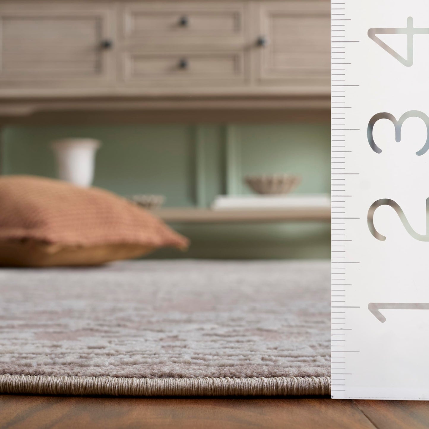 SAFAVIEH Area Rug 6x8 Oval- Reflection Collection - Beige & Cream, Non-Shedding & Easy Cleaning, Ideal for Living Room, Bedroom, Dining Space (RFT664A)