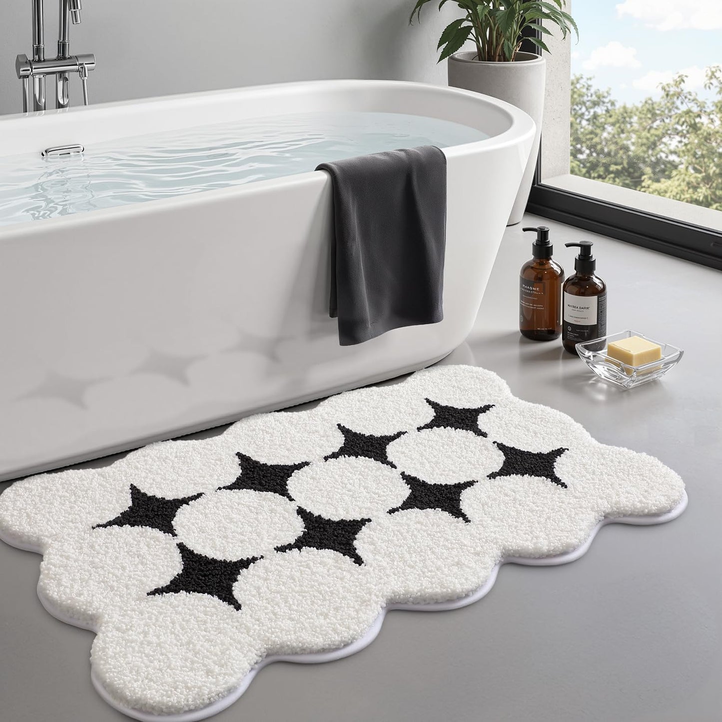 LUMI Scalloped Bathroom Rugs Non Slip, Ultra Soft Bath Mat Absorbent, Machine Washable Modern Bath Rug Quick Dry for Shower Floor, Bathtub, Sink, 24x43, Black White Star