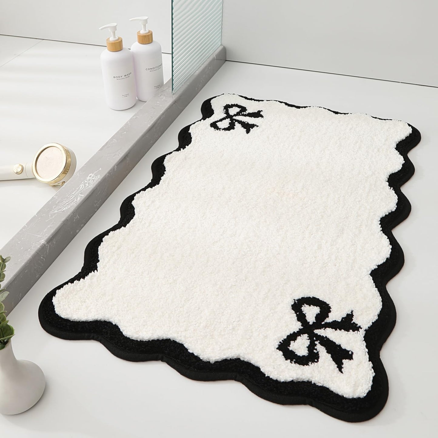 WENBOER Cute Bow Bath Mat, Black and White Scalloped Bathroom Rug, Soft Plush Microfiber Non Slip Washable Bath Rug, Coquette Bathroom Decor for Shower Tub Sink, 20x30 Inch