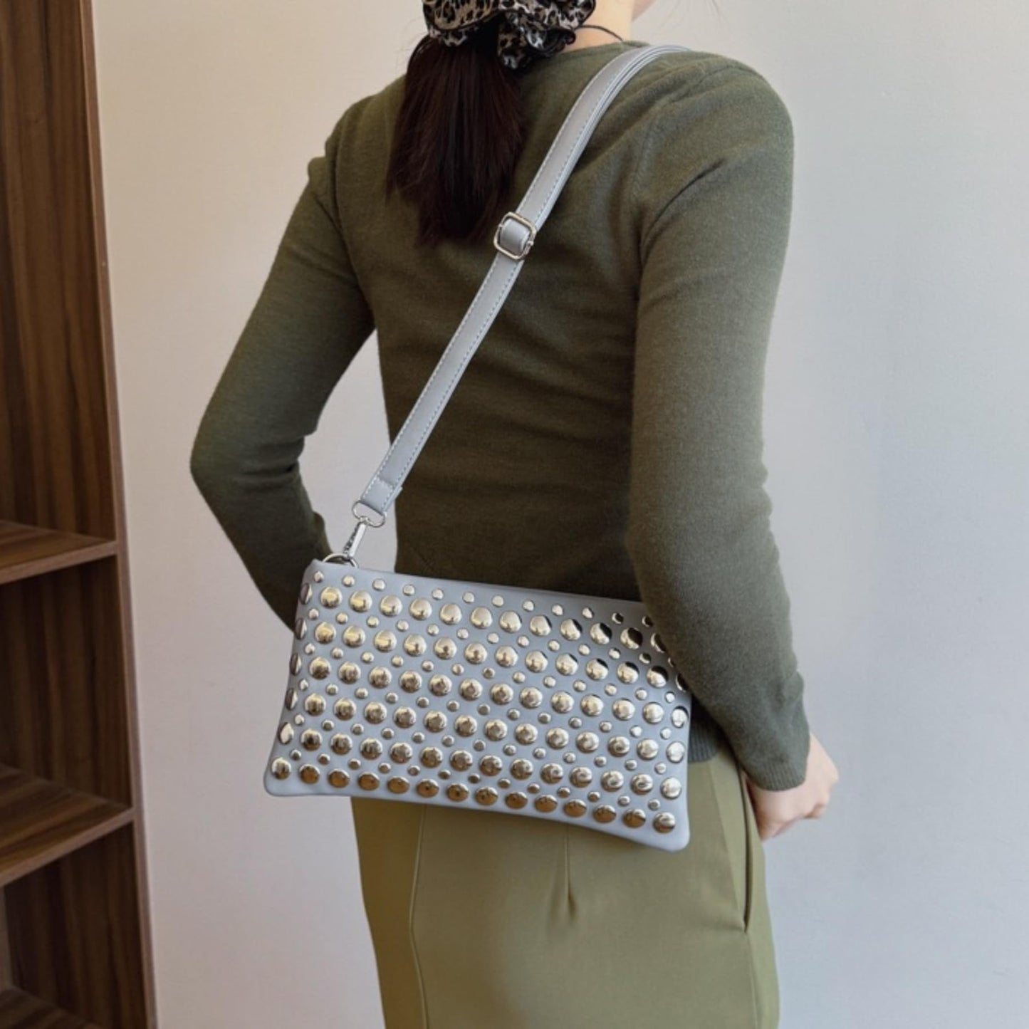 WIGUYUN Women Rivet Envelope Clutch Bag Purse Fashion Faux Leather Studded Crossbody Bag Evening Handbag for Ladies,Grey