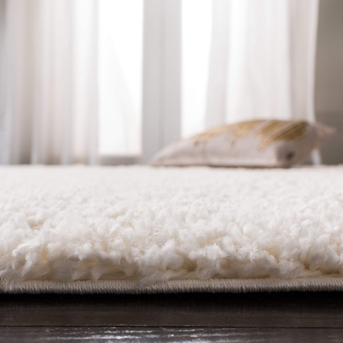 SAFAVIEH Fontana Shag Collection Accent Rug - 4' x 6', Ivory, Solid Design, Non-Shedding & Easy Care, 2-inch Thick Ideal for High Traffic Areas in Entryway, Living Room, Bedroom (FNT800A)