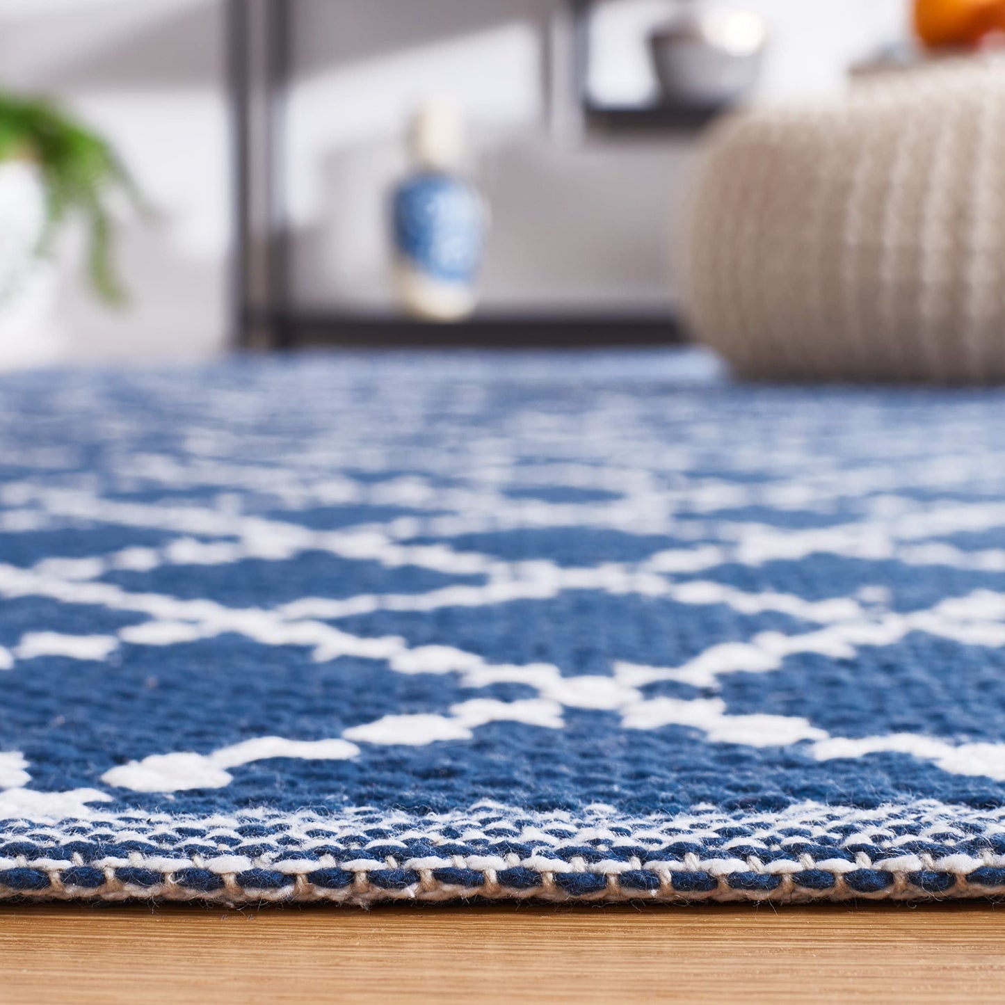 SAFAVIEH Montauk Collection Area Rug - 5' x 8', Navy & Ivory, Flat Weave Geometric Trellis Cotton Design, Easy Care, Ideal for High Traffic Areas in Living Room, Bedroom (MTK706N)