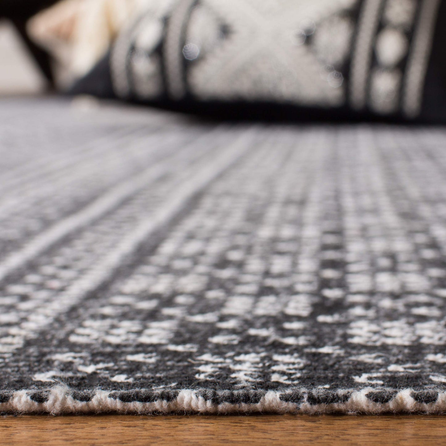 SAFAVIEH Cedar Brook Collection Accent Rug - 4' x 6', Black & Ivory, Handmade Cotton, Ideal for High Traffic Areas in Entryway, Living Room, Bedroom (CDR711Z)