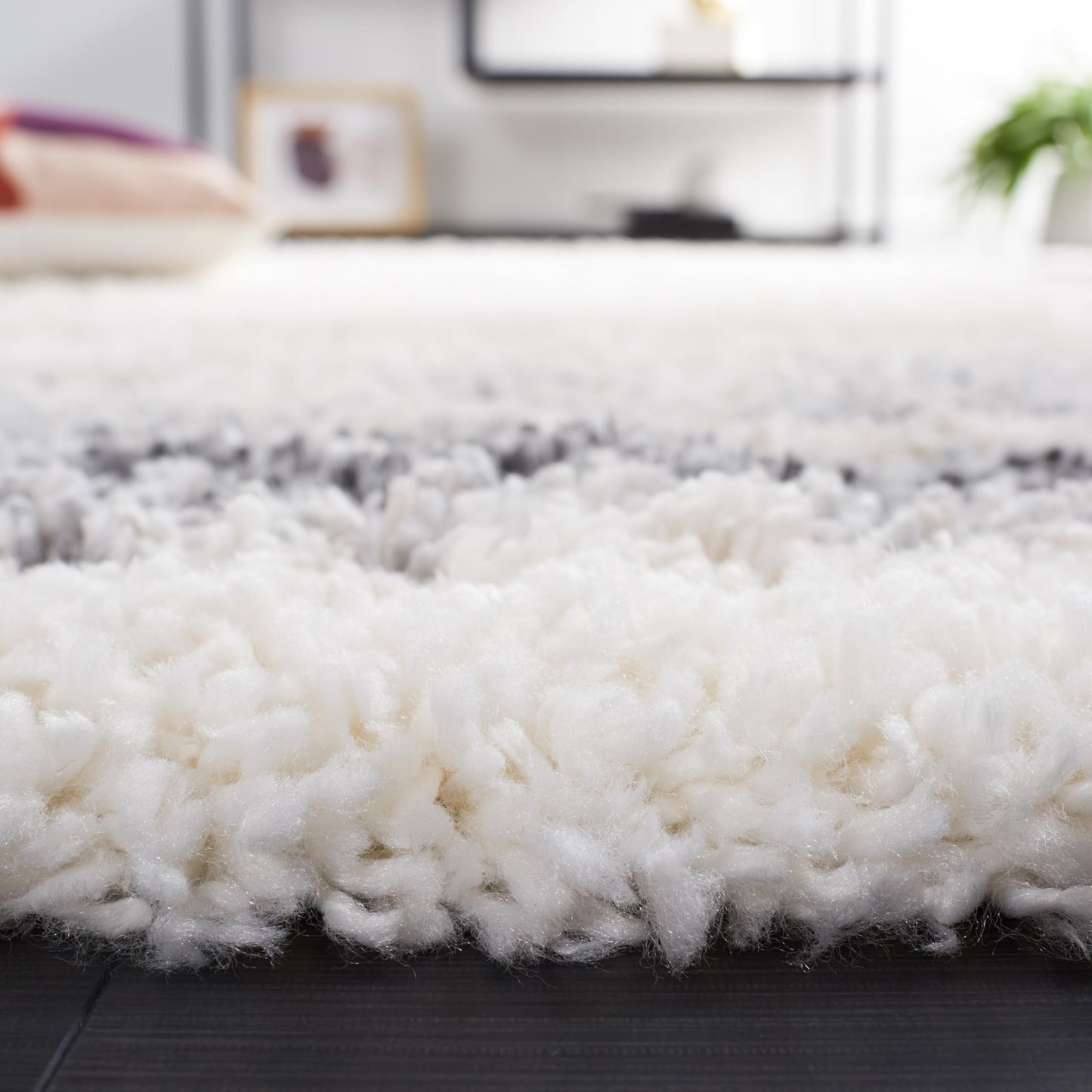 SAFAVIEH Fontana Shag Collection Accent Rug - 4' x 6', Ivory & Grey, Modern Design, Non-Shedding & Easy Care, 2-inch Thick Ideal for High Traffic Areas in Entryway, Living Room, Bedroom (FNT829A)