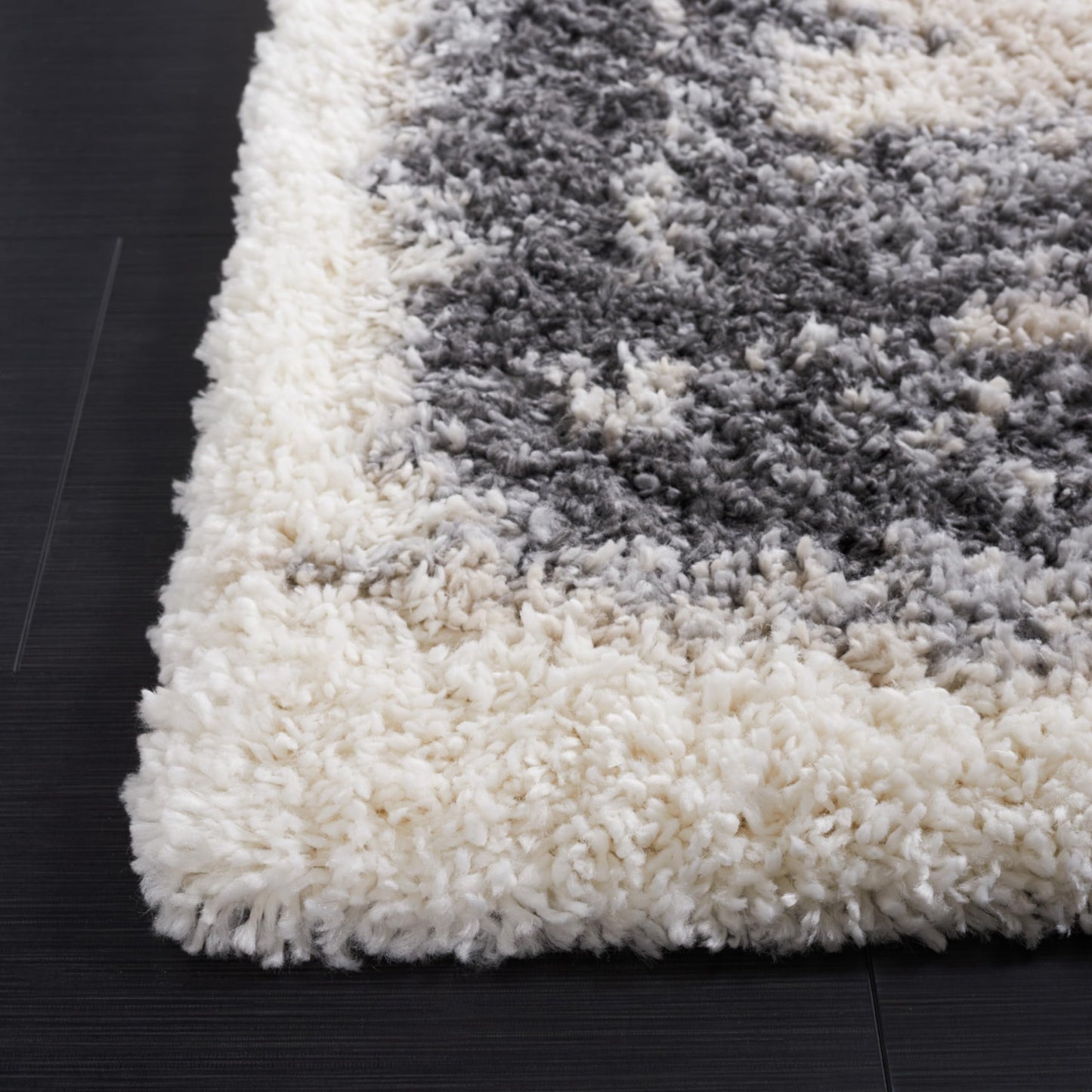 SAFAVIEH Fontana Shag Collection Accent Rug - 4' x 6', Ivory & Grey, Modern Design, Non-Shedding & Easy Care, 2-inch Thick Ideal for High Traffic Areas in Entryway, Living Room, Bedroom (FNT829A)
