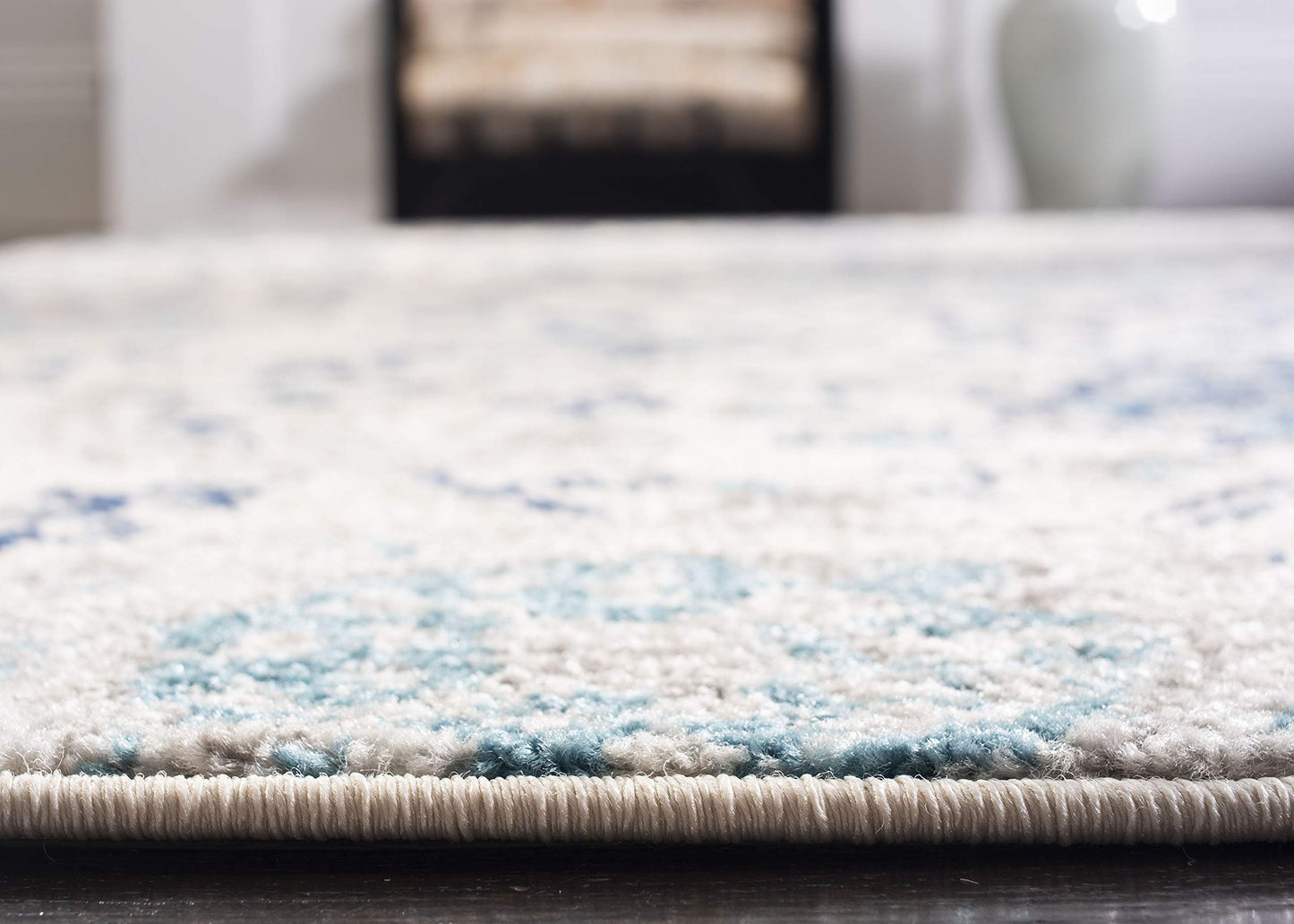 SAFAVIEH Madison Collection Accent Rug - 4' x 6', Cream & Light Grey, Boho Chic Glam Paisley Design, Non-Shedding & Easy Care, Ideal for High Traffic Areas in Entryway, Living Room, Bedroom (MAD600C)